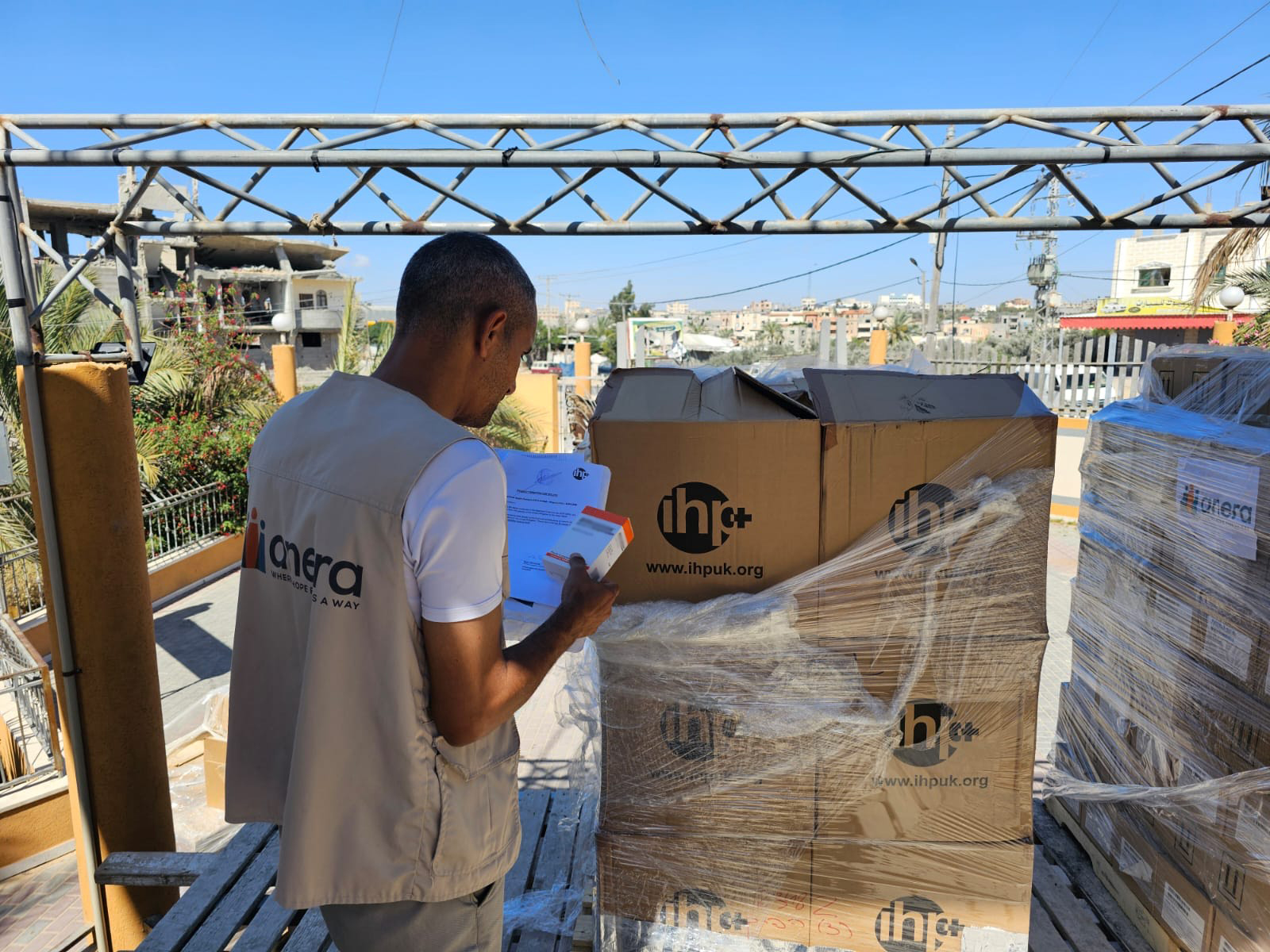 A delivery in Gaza from Arena, a Tearfund partner providing medical supplies through the International Health Partners organisation. Photo Credit: Arena/IHP.
